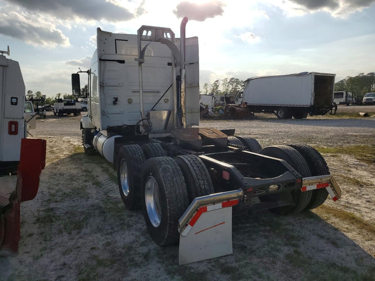 2013 Volvo VNL Semi Truck