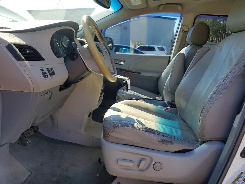 2012 Toyota Sienna xle 8-passenger