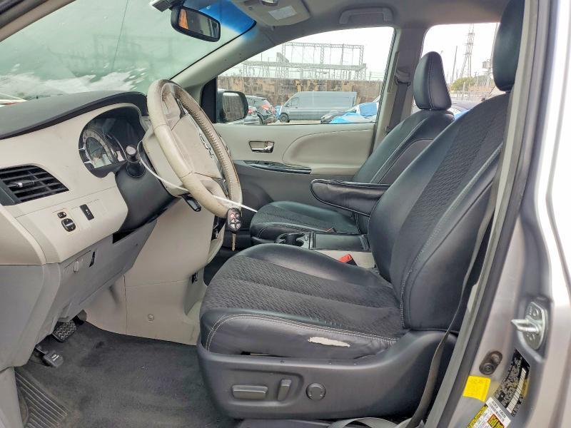 2012 Toyota Sienna se 8-passenger