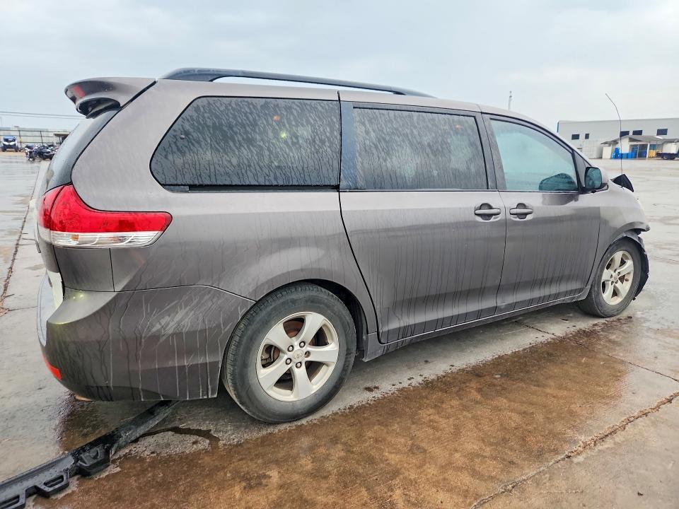 2012 Toyota Sienna le 8-passenger