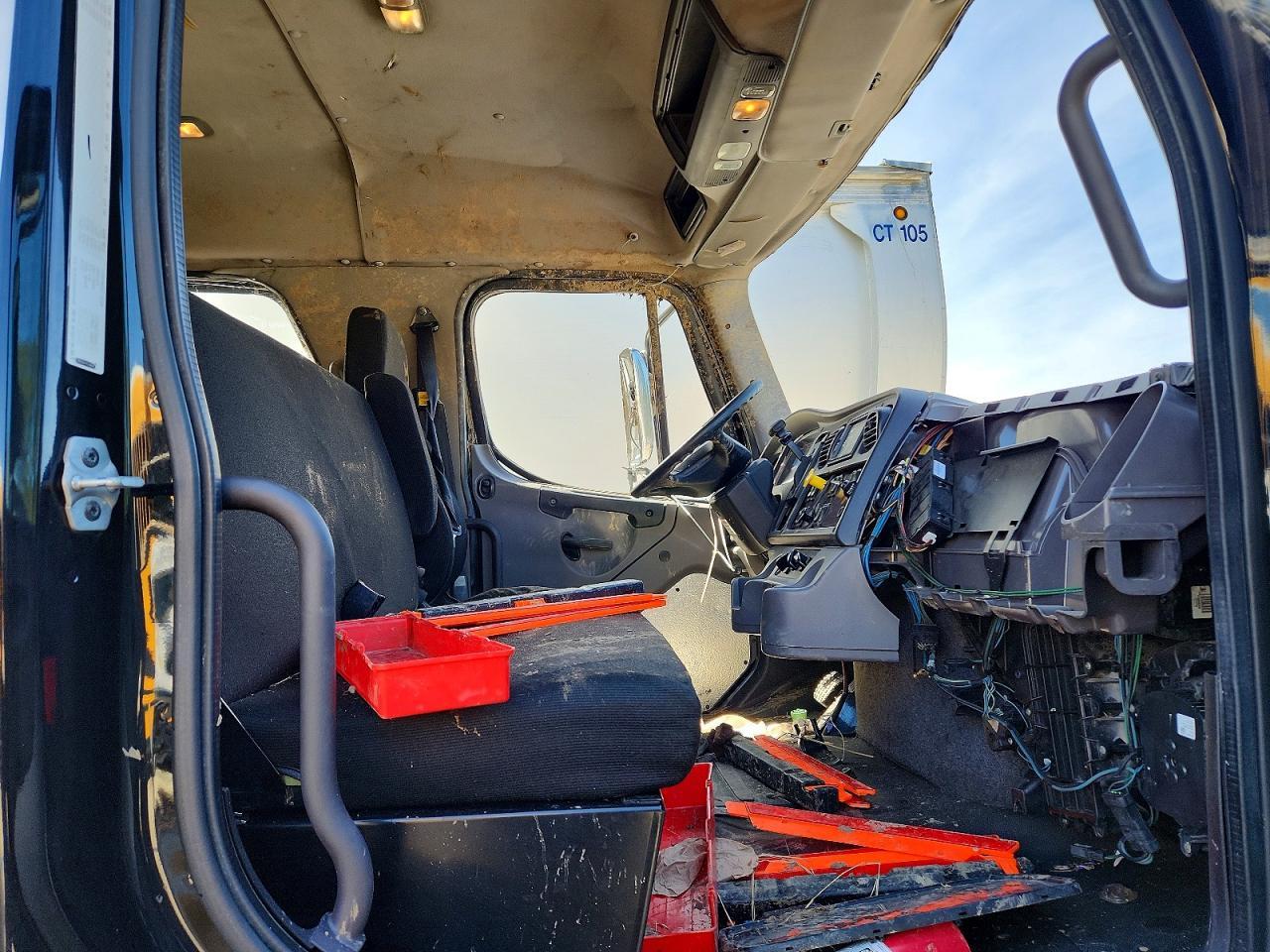 2015 Freightliner Business Class M2 BOX Truck