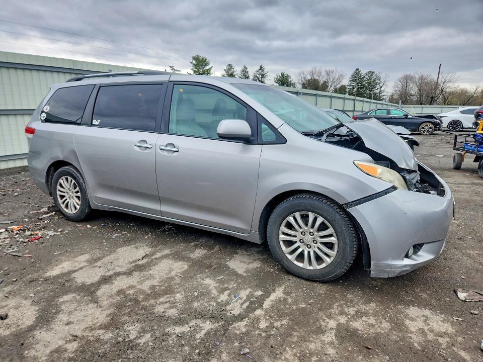2011 Toyota Sienna xle 8-passenger