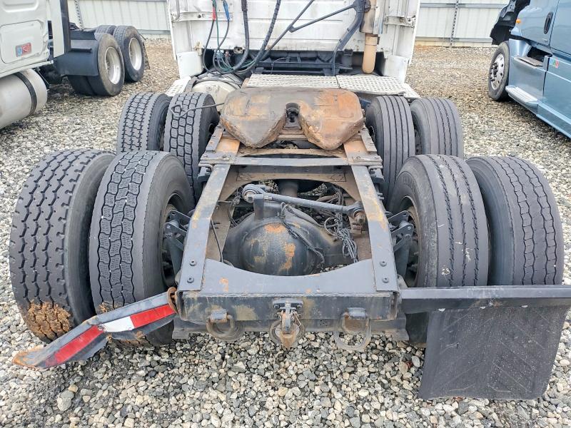 2001 Volvo VNL Semi Truck