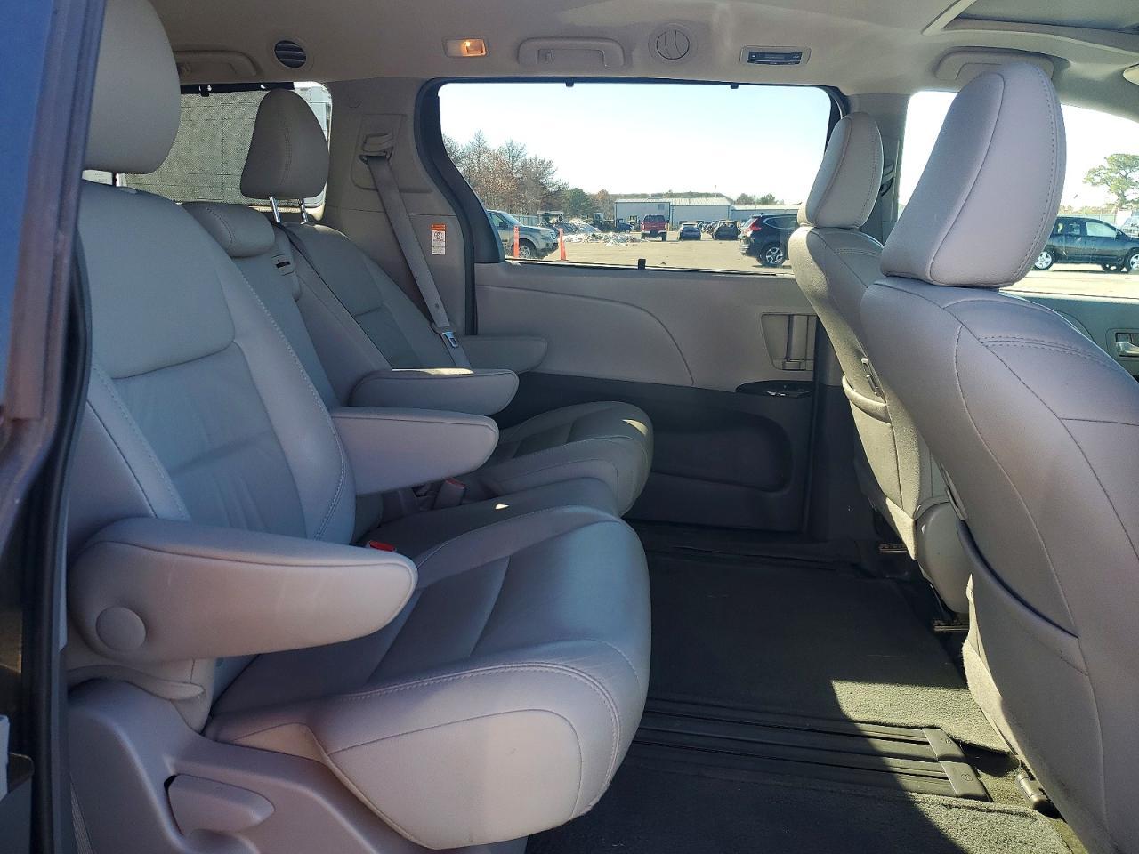 2017 Toyota Sienna xle 8-passenger
