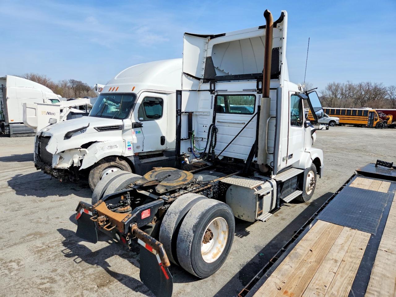 2017 Volvo VNL Semi Truck