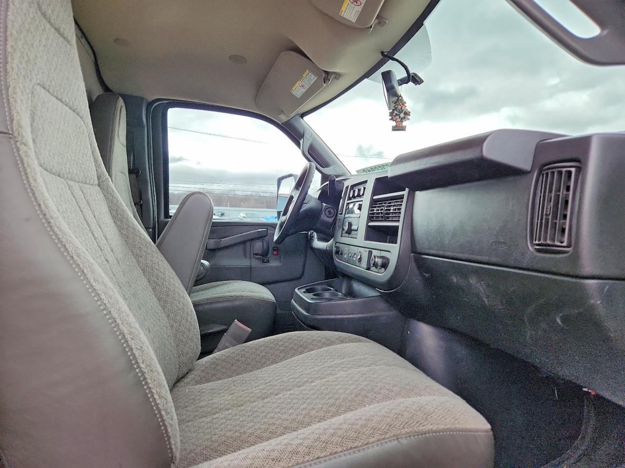 2019 Chevrolet Express BOX Truck