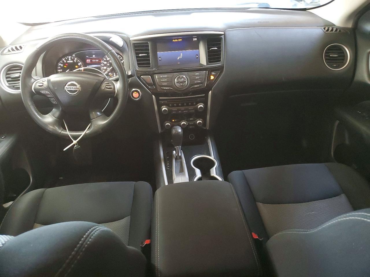 2017 Nissan Pathfinder sv