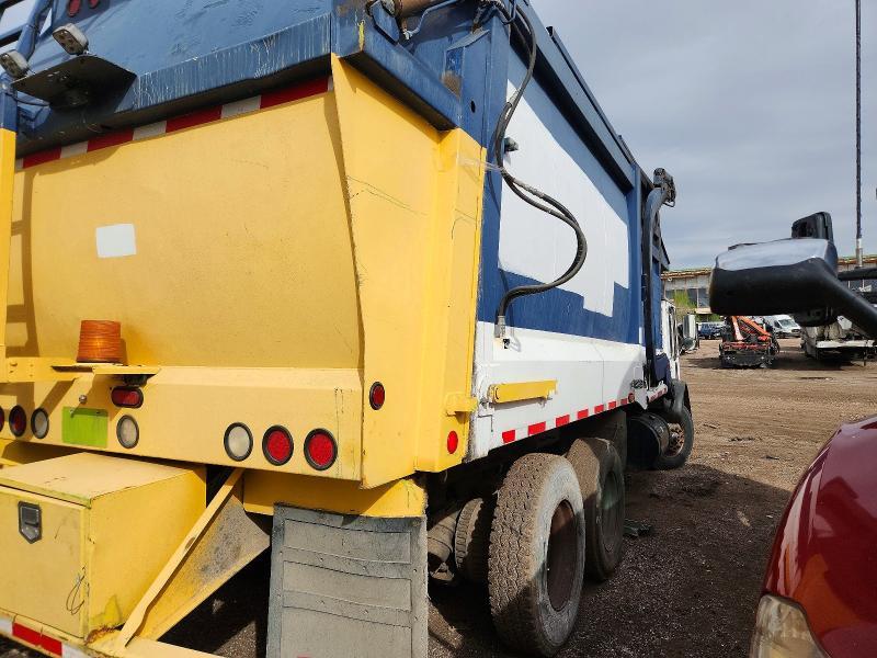 2004 Mack Mr Refuse Truck
