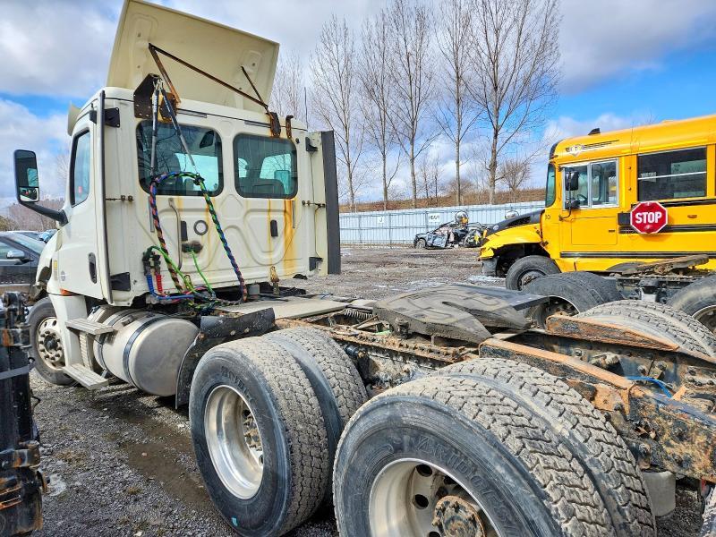 2018 Freightliner Cascadia 1-semi Truck