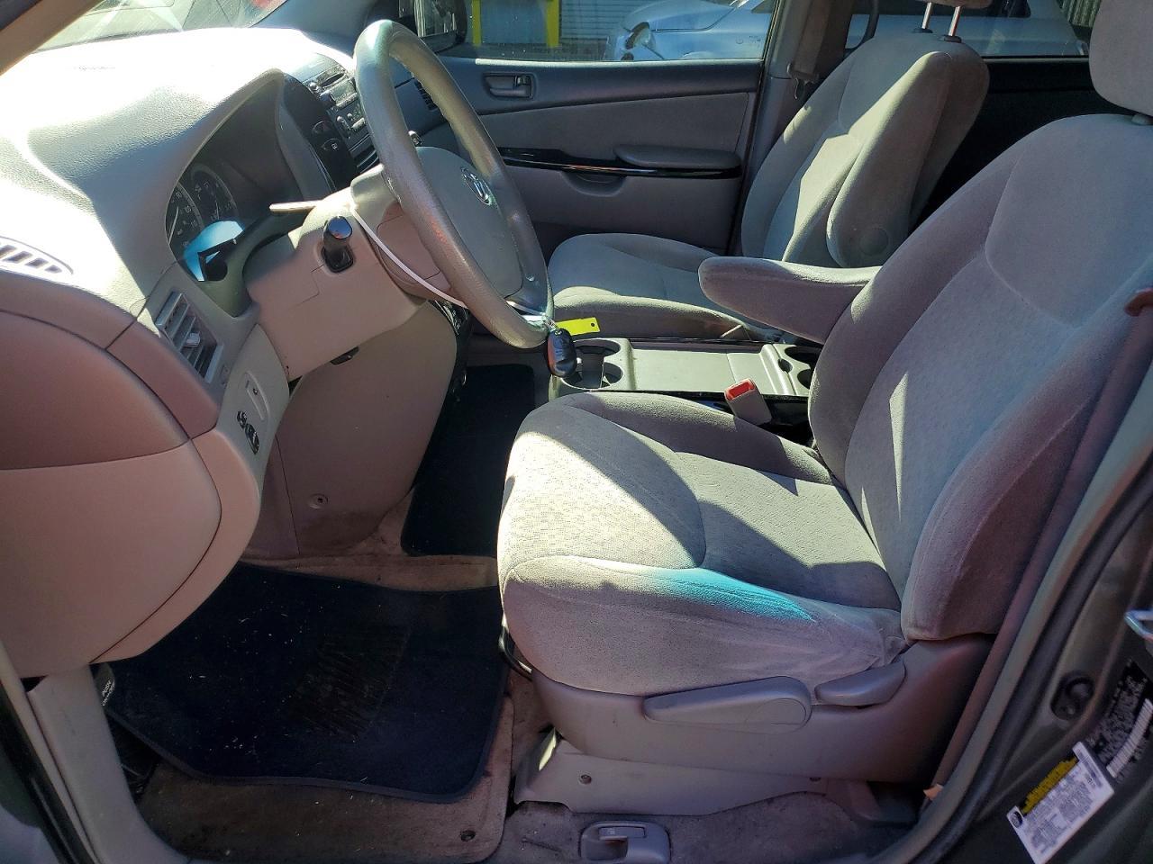 2005 Toyota Sienna ce 8 Passenger