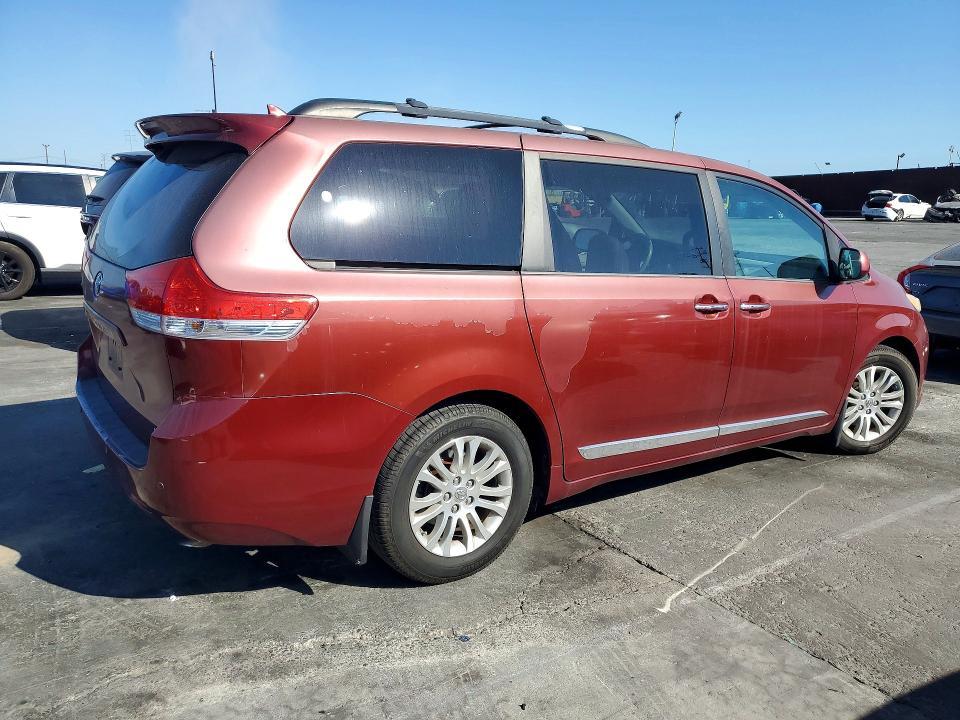 2012 Toyota Sienna xle 8-passenger
