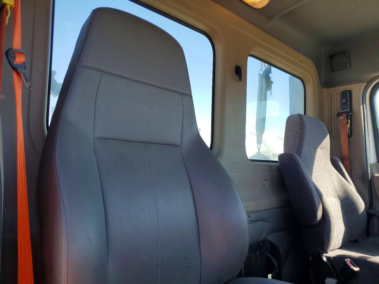2016 Freightliner Cascadia 1-Semi Truck