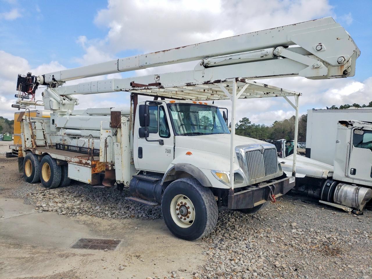2005 International 2005 Intl 7400 6X4-Bucket Truck