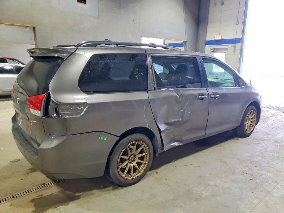 2014 Toyota Sienna xle 7-passenger