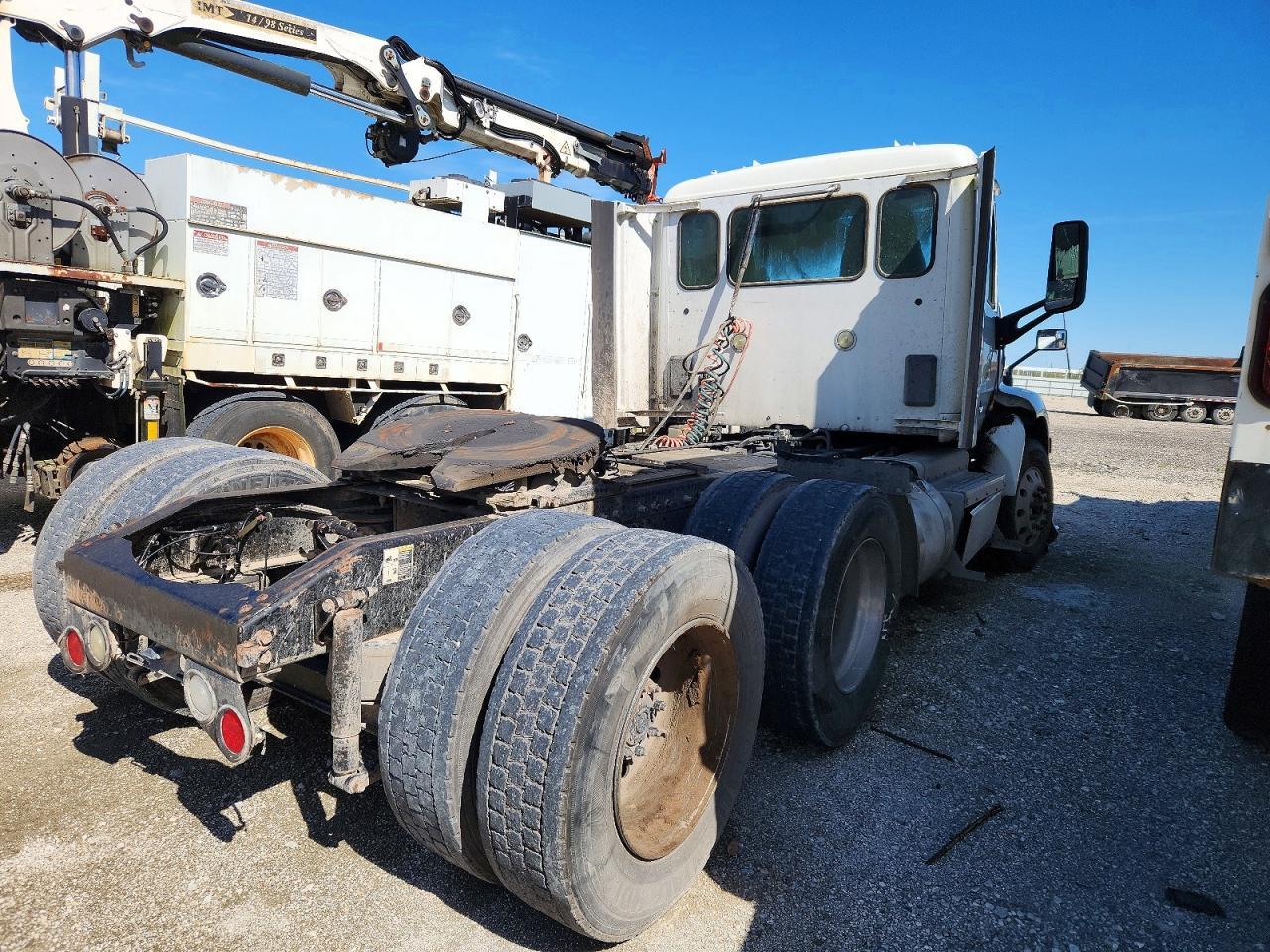 2017 Peterbilt 520 Semi Truck