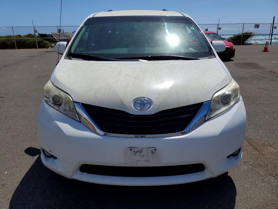 2014 Toyota Sienna le 8-passenger