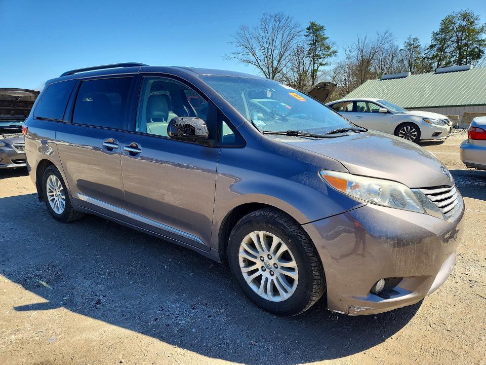 2016 Toyota Sienna xle 8-passenger