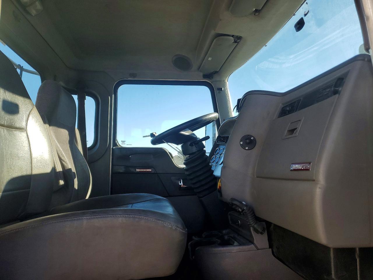 2015 Kenworth T300 Semi Truck