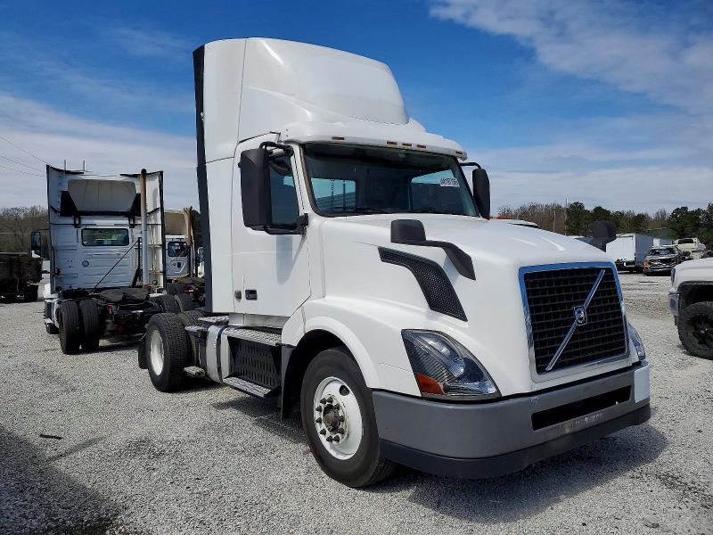 2017 Volvo VNL Semi Truck