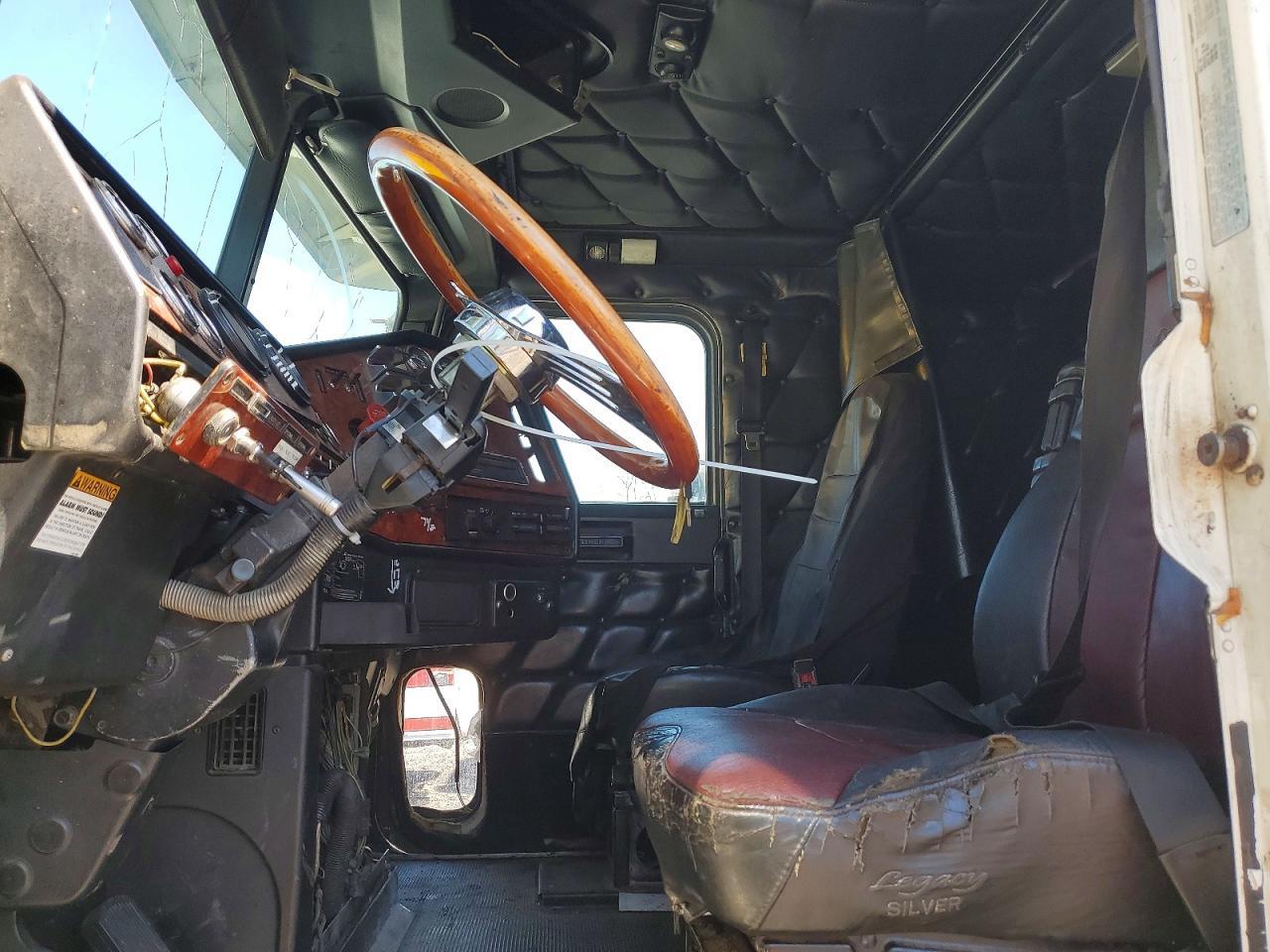 2000 Freigliner 2000 Freightliner Long Convention Semi Truck