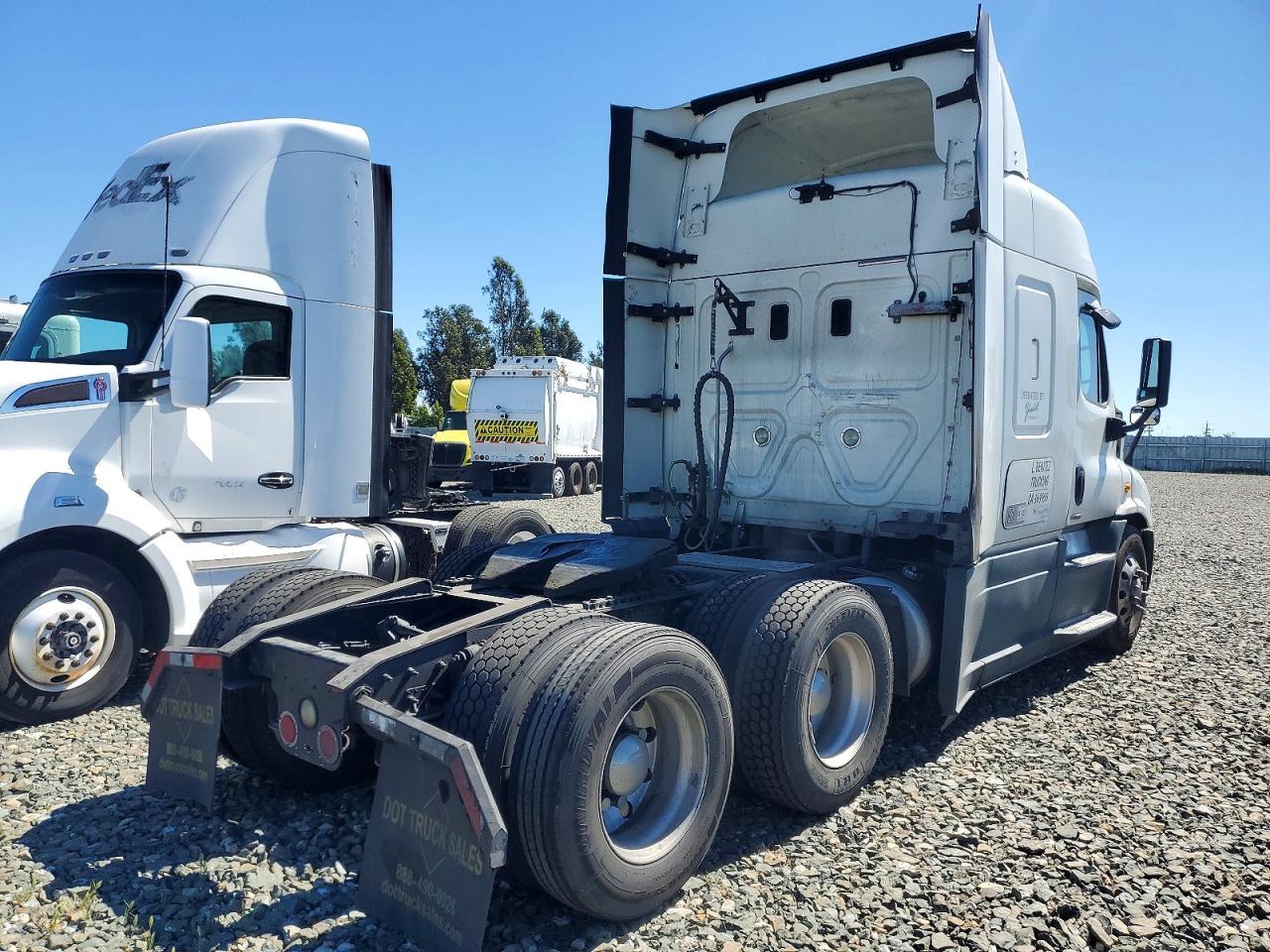 2016 Freigliner 2016 Freightliner Cascadia 113 Semi Truck