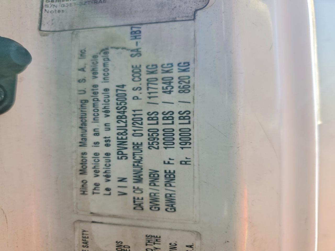 2011 Hino 258/268 BOX Truck