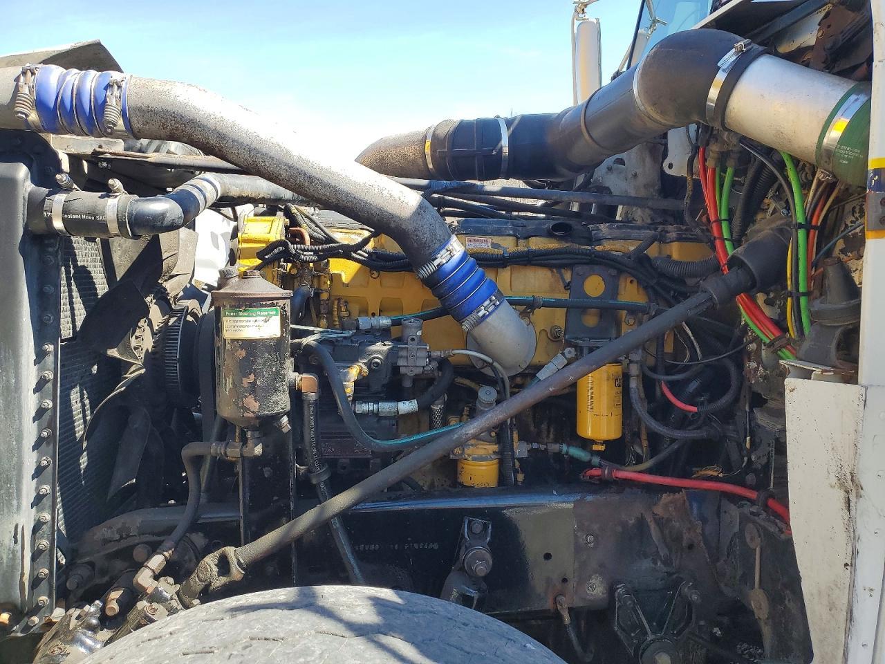 2000 Freigliner 2000 Freightliner Long Convention Semi Truck