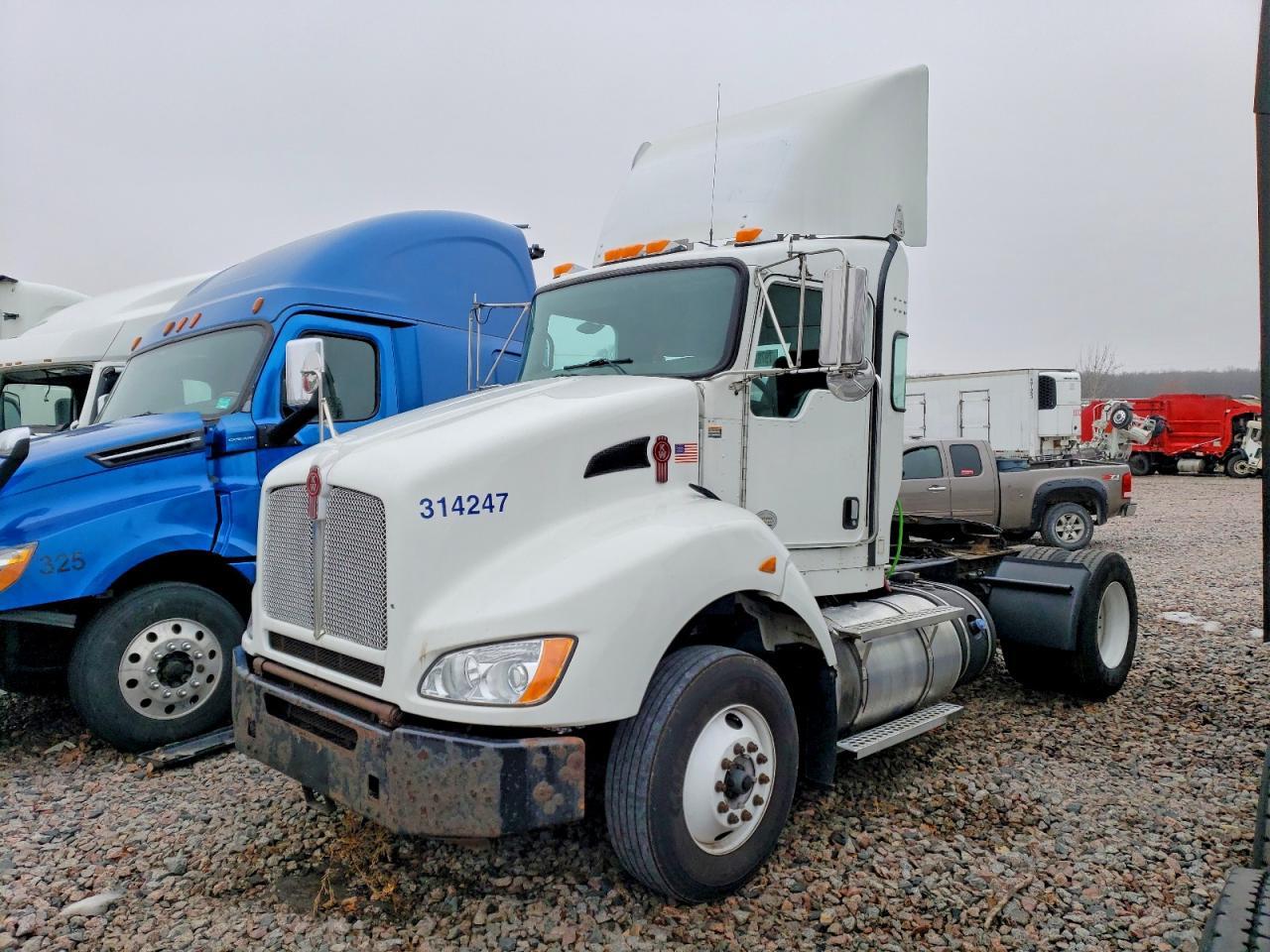 2015 Kenworth T440 Semi Truck