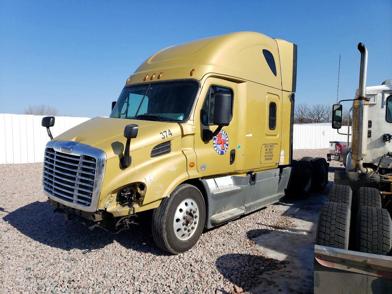 2018 Freigliner 2018 Freightliner Cascaia 113 Semi Truck