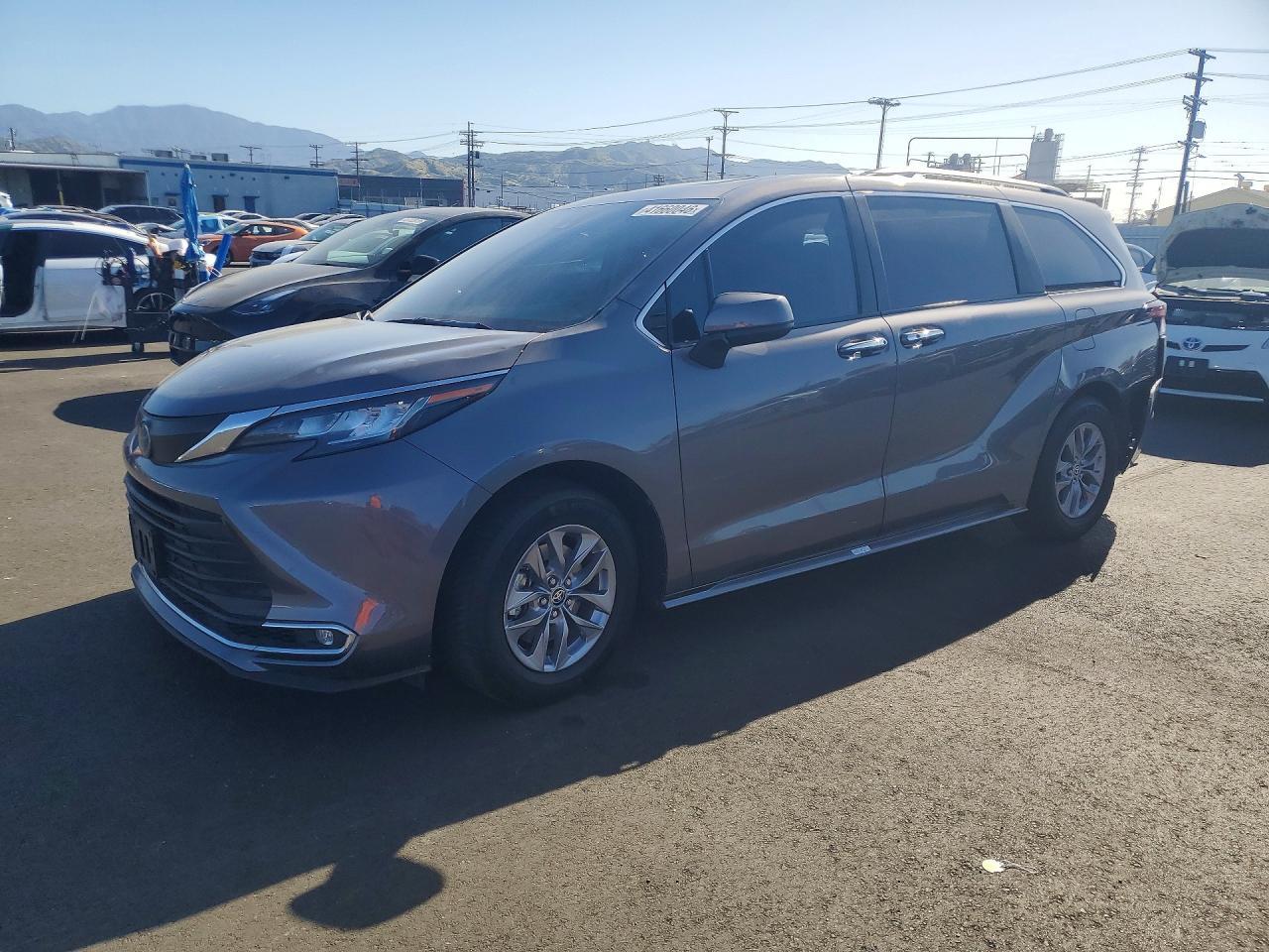 2022 Toyota Sienna xle 8-passenger