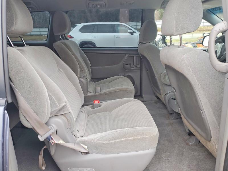 2010 Toyota Sienna ce 7-passenger