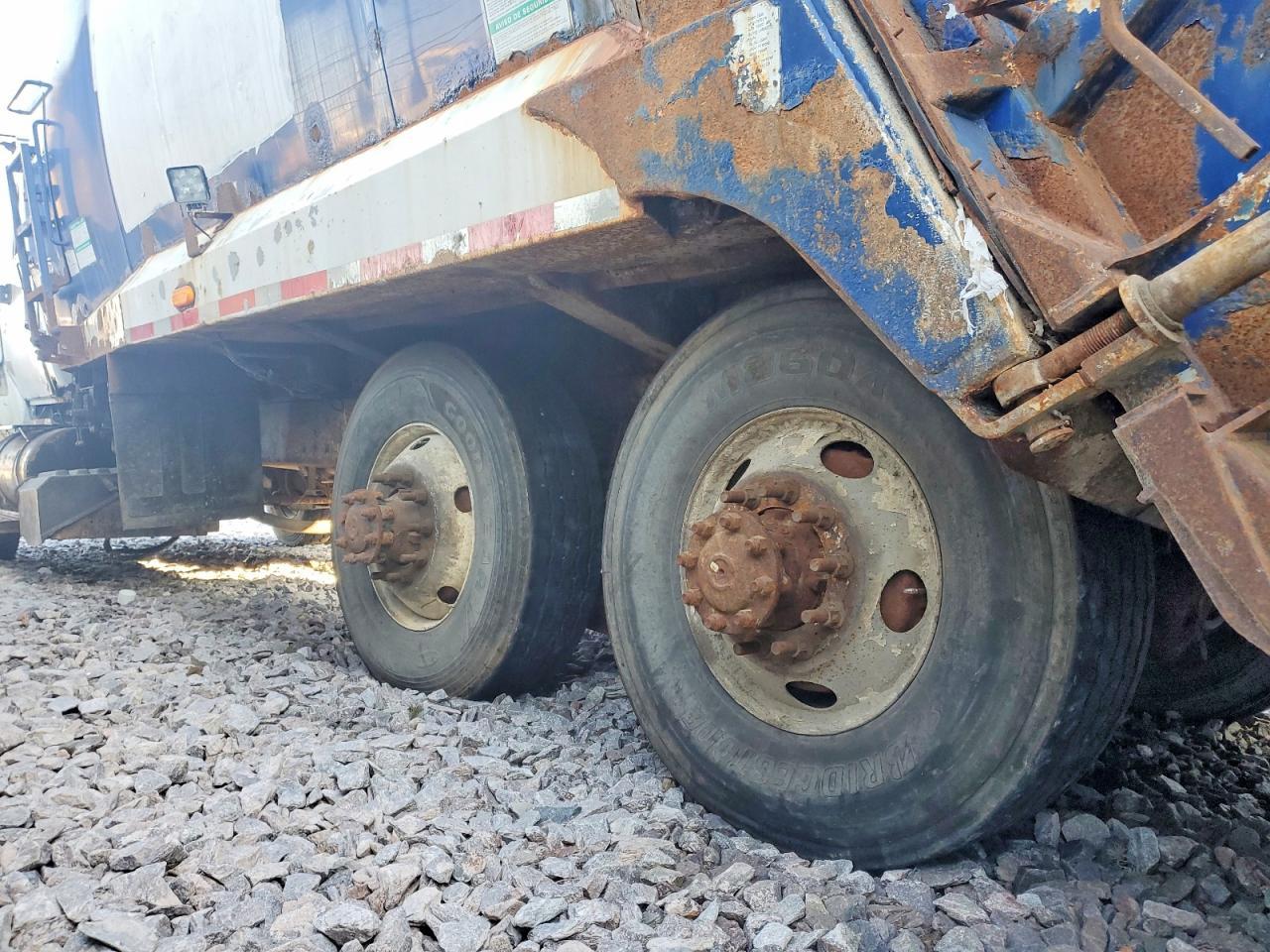 2005 International 7400 Refuse Truck