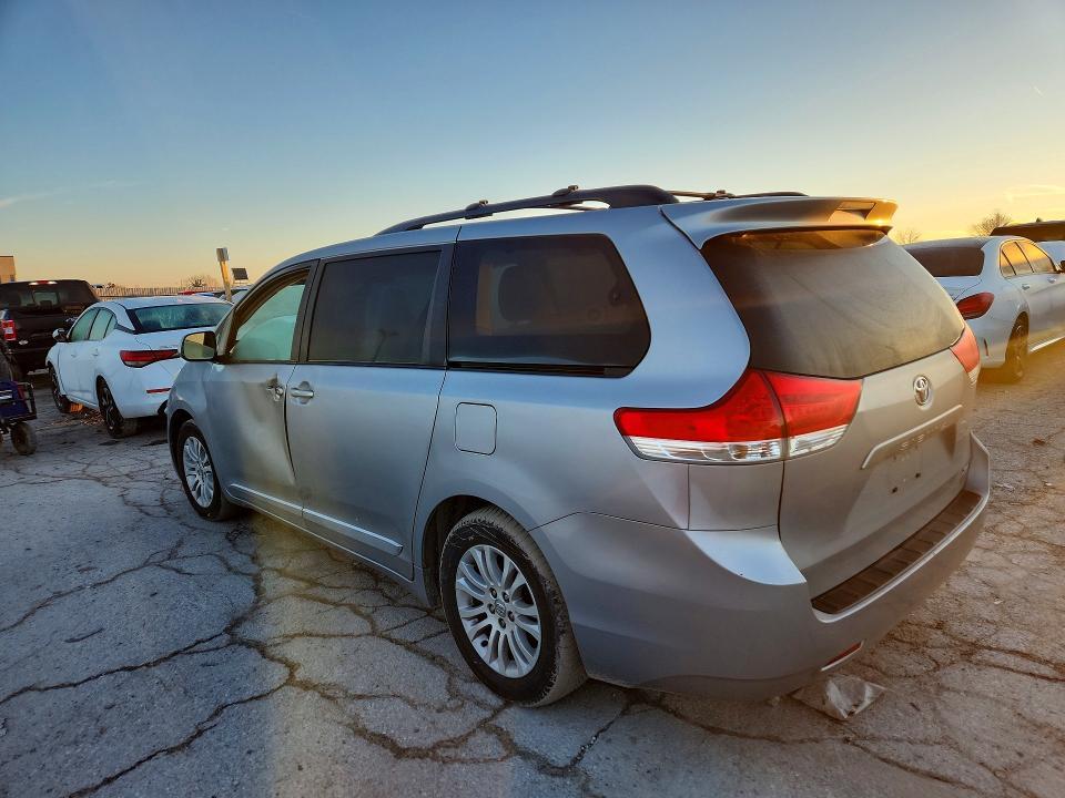 2014 Toyota Sienna xle 8-passenger