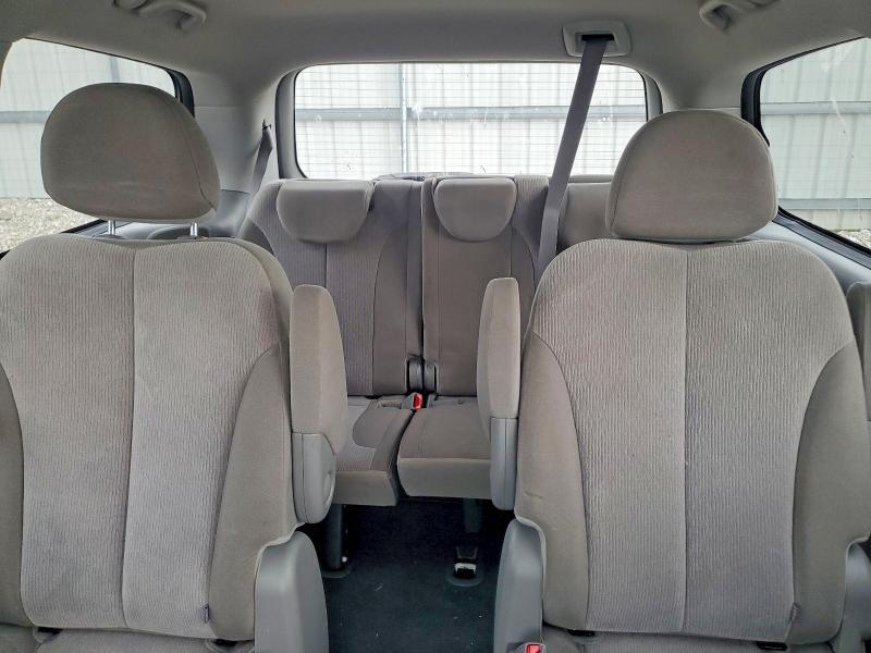 2014 KIA Sedona lx