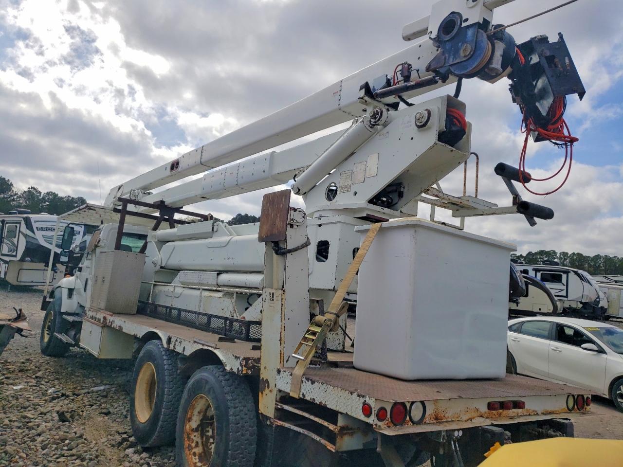 2005 International 2005 Intl 7400 6X4-Bucket Truck