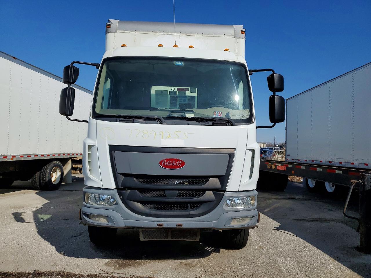 2015 Peterbilt 220 BOX Truck