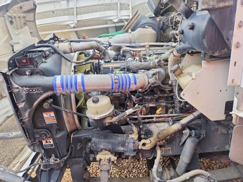 2015 Kenworth T300 Semi Truck