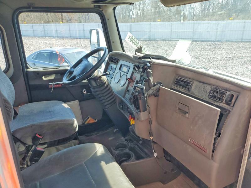 2016 Kenworth T330 Semi Truck