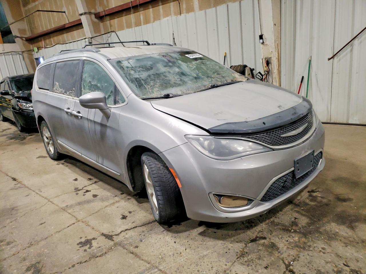 2017 Chrysler Pacifica Touring l