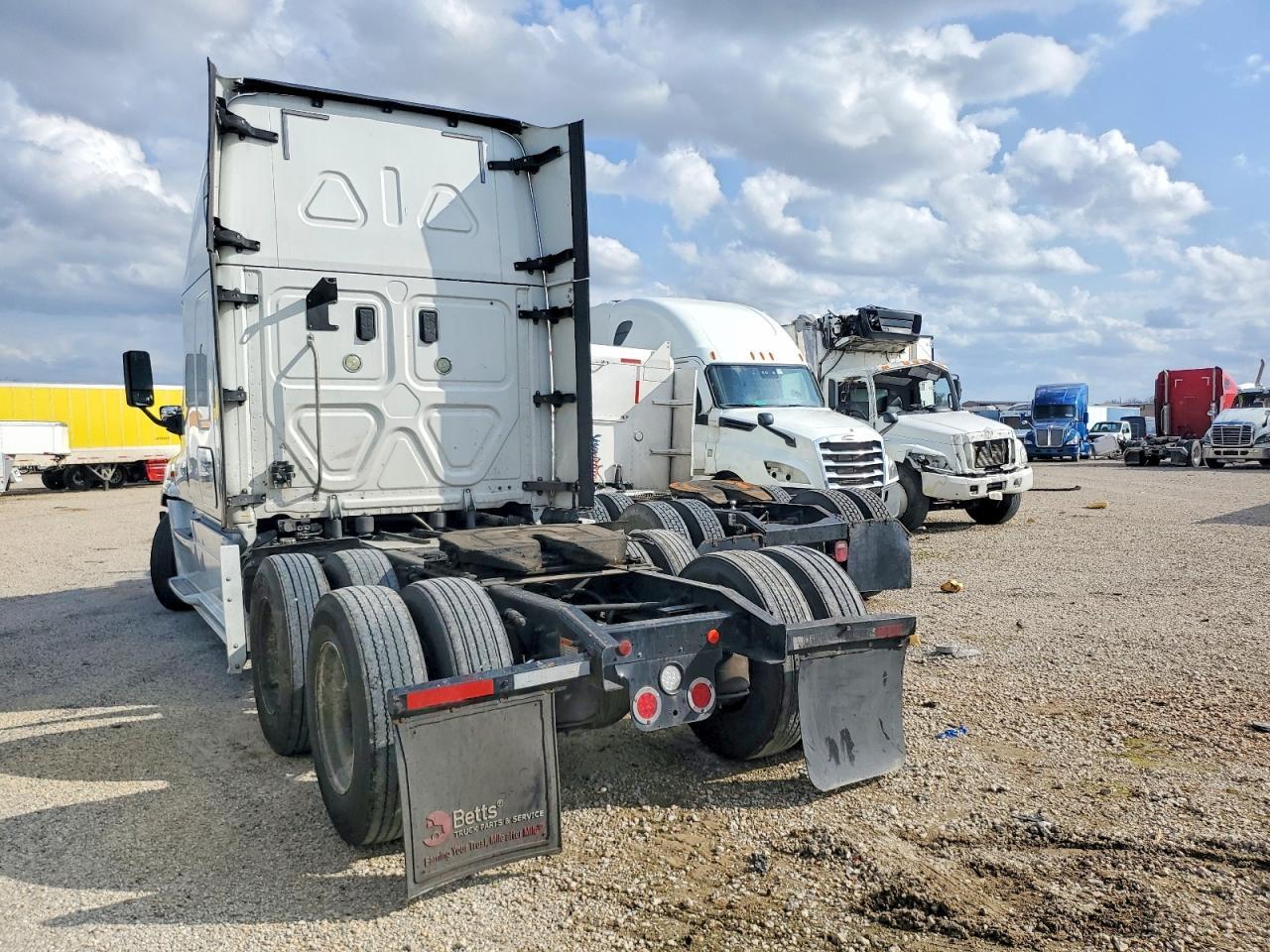 2017 Freigliner 2017 Freightliner Cascadia 1-Semi Truck