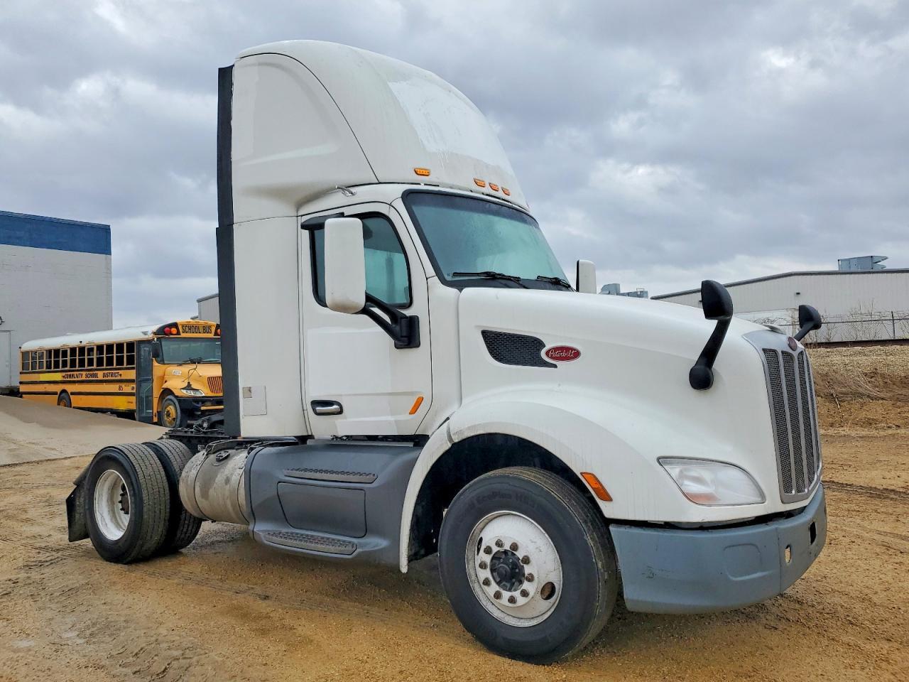 2016 Peterbilt 579 Semi Truck