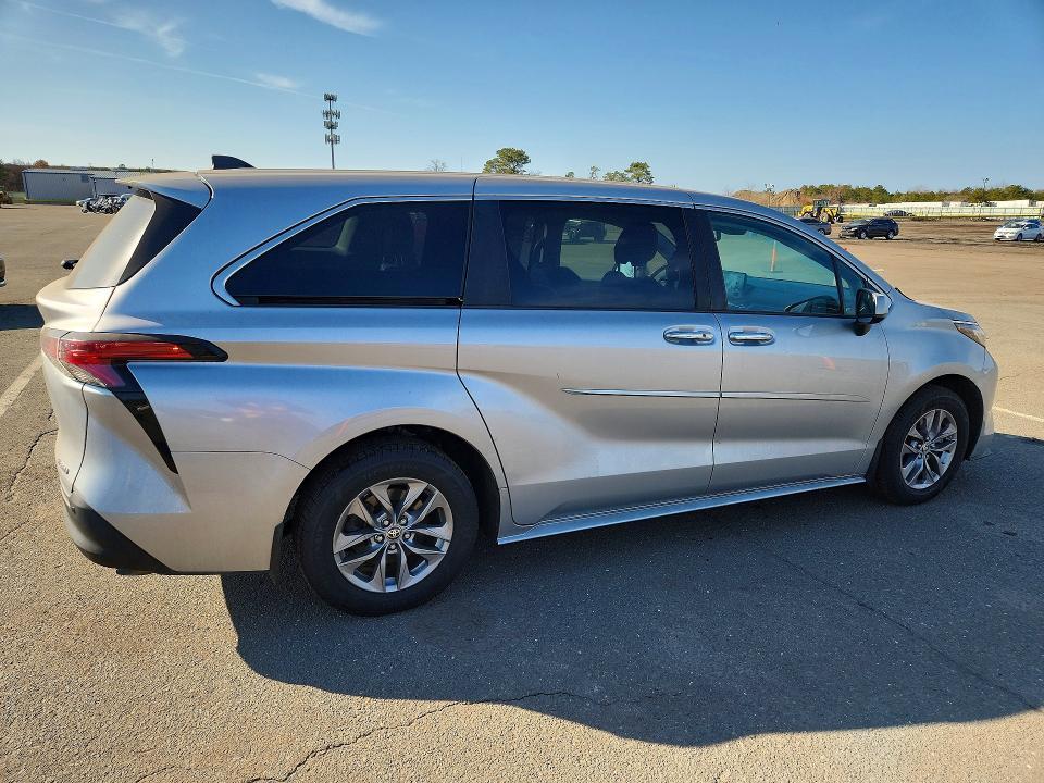 2021 Toyota Sienna xle 7-passenger
