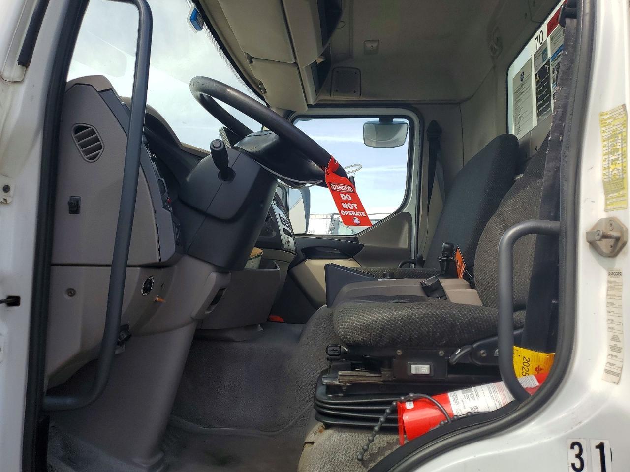 2015 Peterbilt 220 BOX Truck