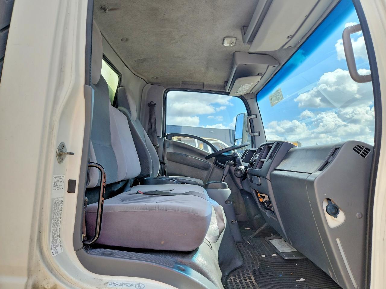 2016 Isuzu NPR BOX Truck