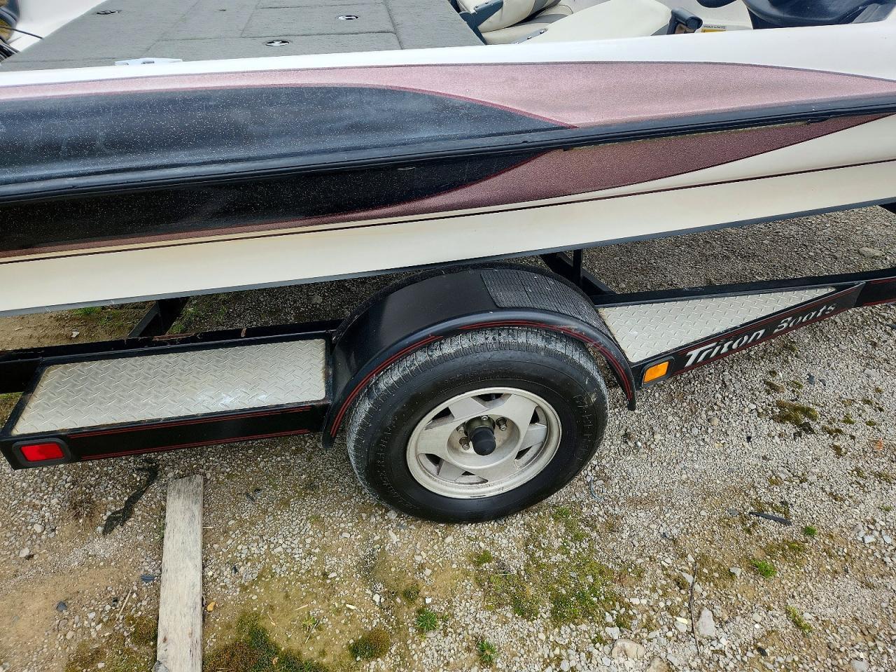 1999 Triton Boat