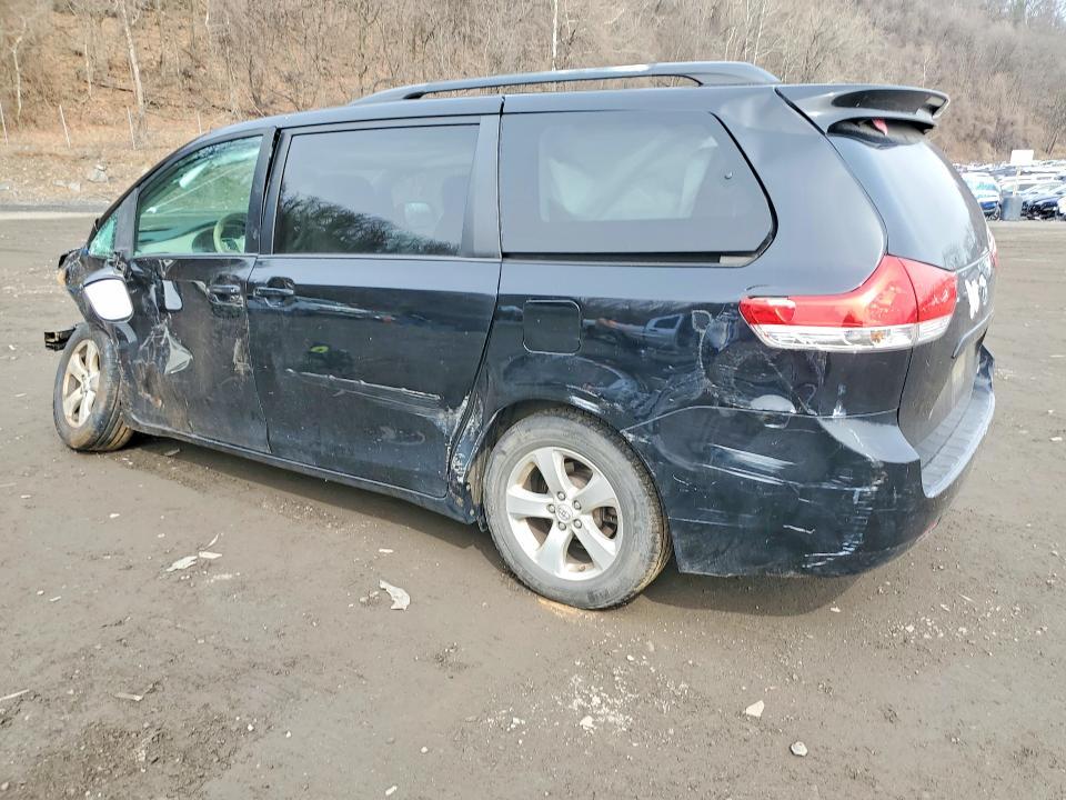 2014 Toyota Sienna le 8-passenger