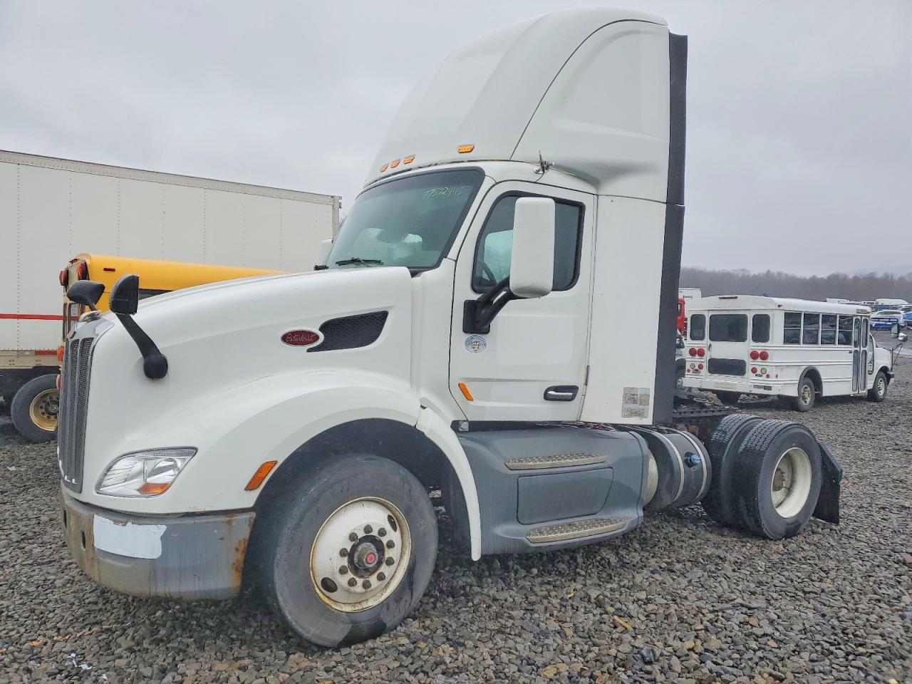 2016 Peterbilt 579 Semi Truck