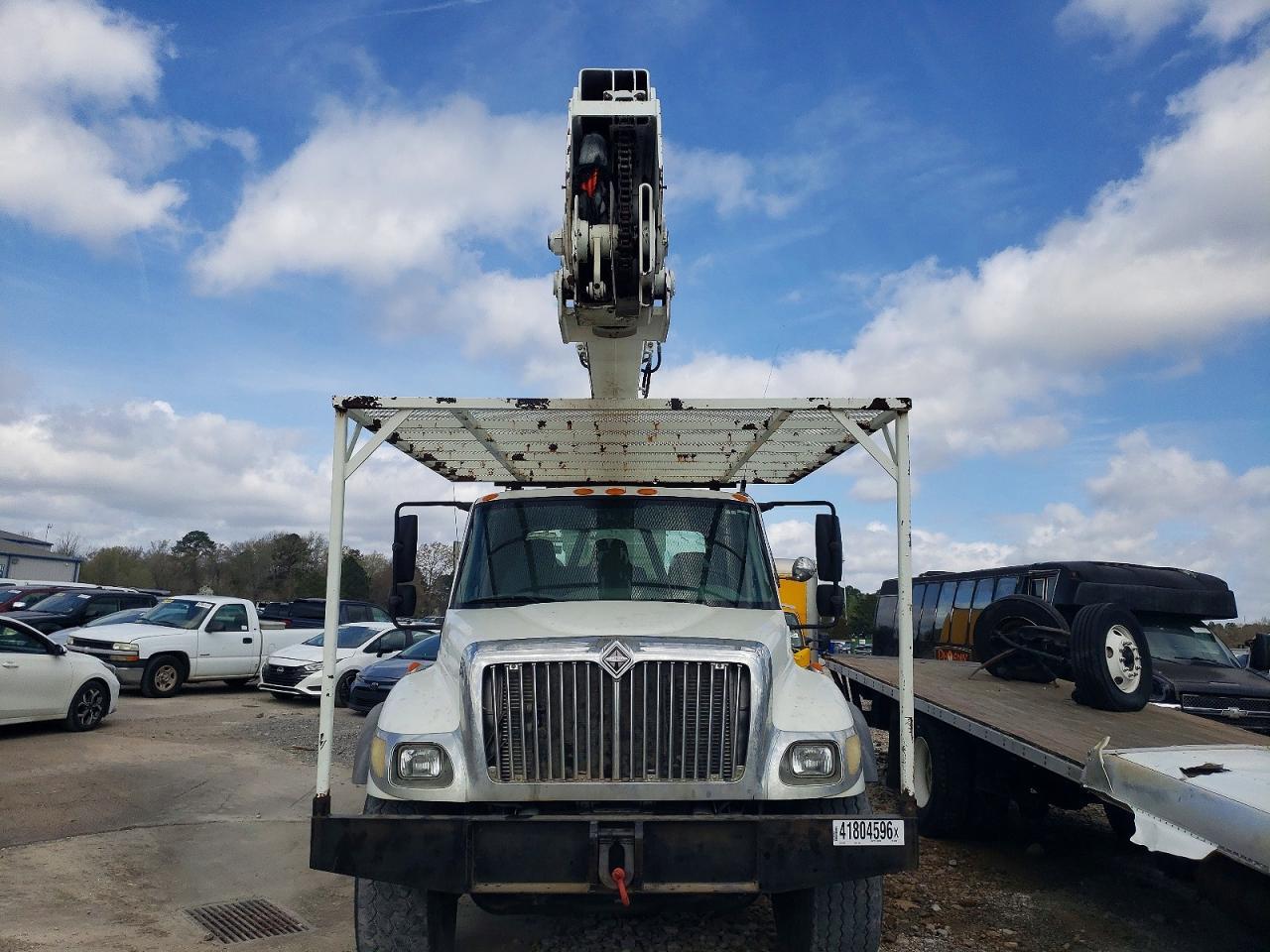2005 International 2005 Intl 7400 6X4-Bucket Truck