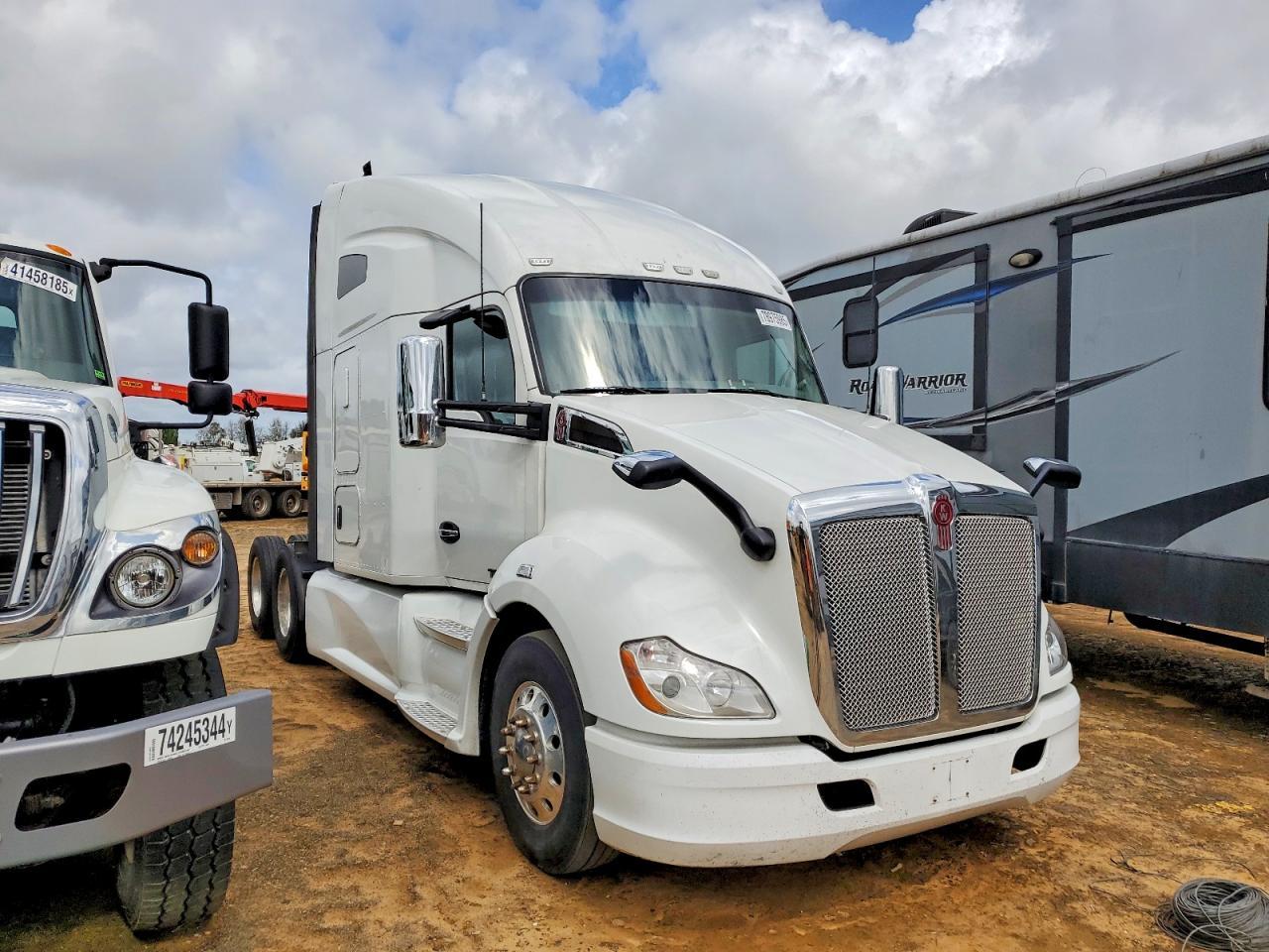 2019 Kenworth T680 Semi Truck