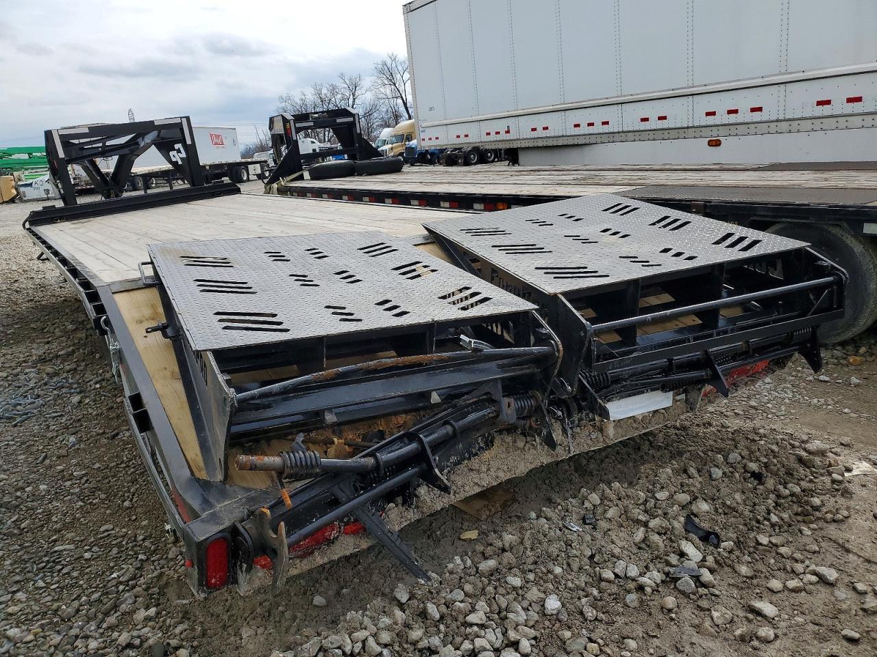 2025 CMI 2025 Corn PRO 20+5 Equipment Trailer